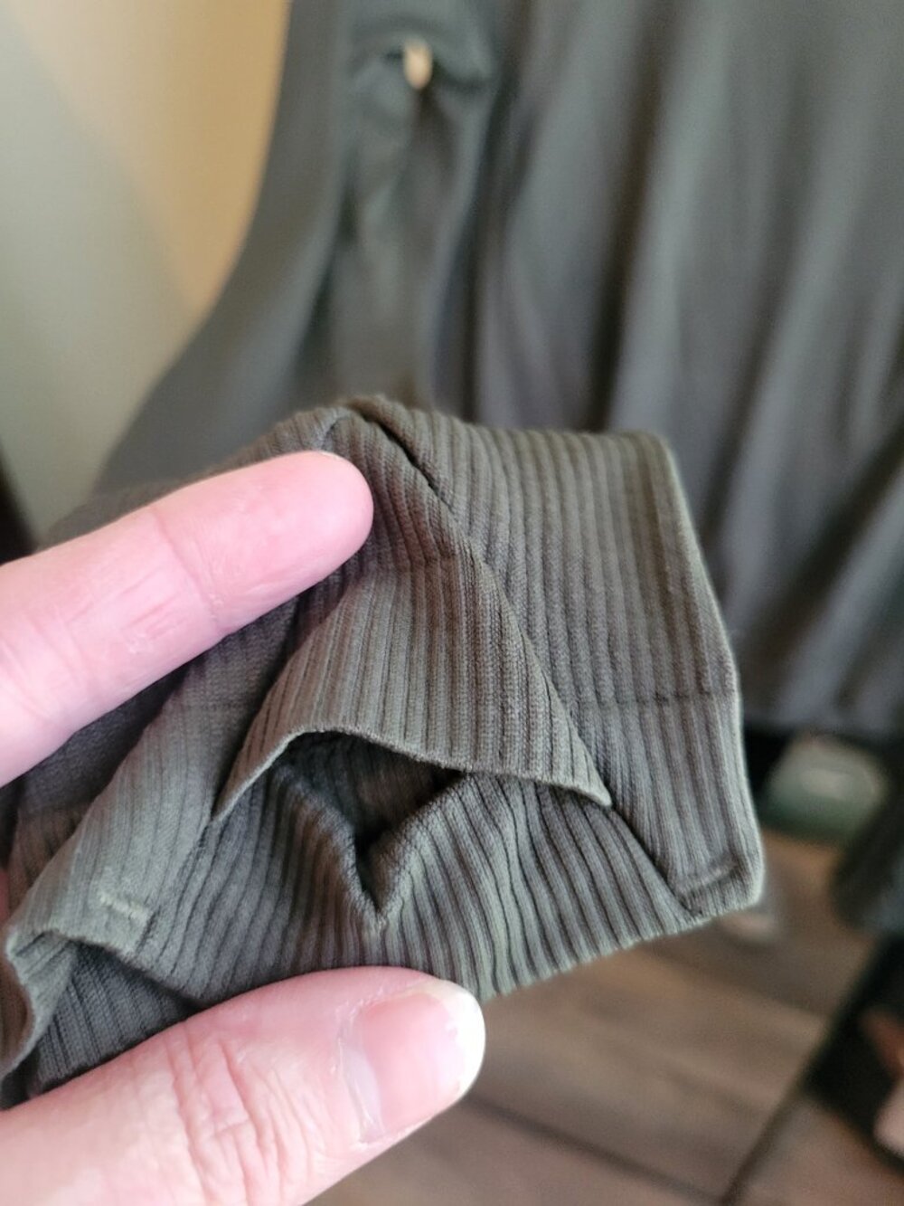Old Navy Fitted Athletic Top w/ Thumb Holes - Olive Green - XL - Picture 4 of 5